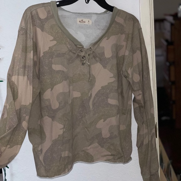Hollister Girls Camo Long Sleeve - Picture 1 of 5